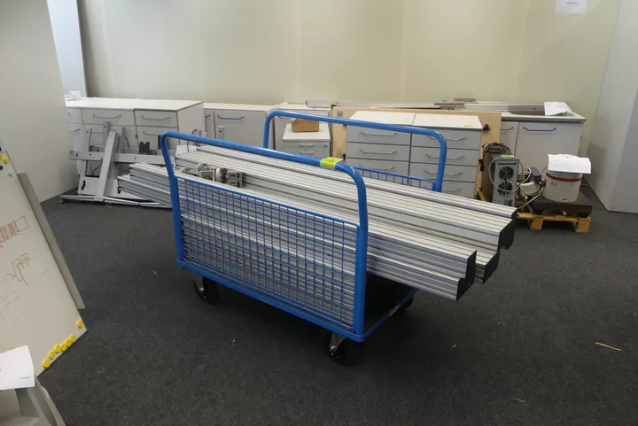 Transportwagen mit Aluminiumprofilen
